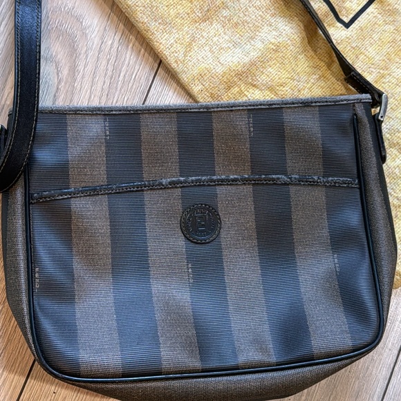 Authentic Fendi Vintage Requi Brown Crossbody Shoulder Bag - Picture 2 of 14